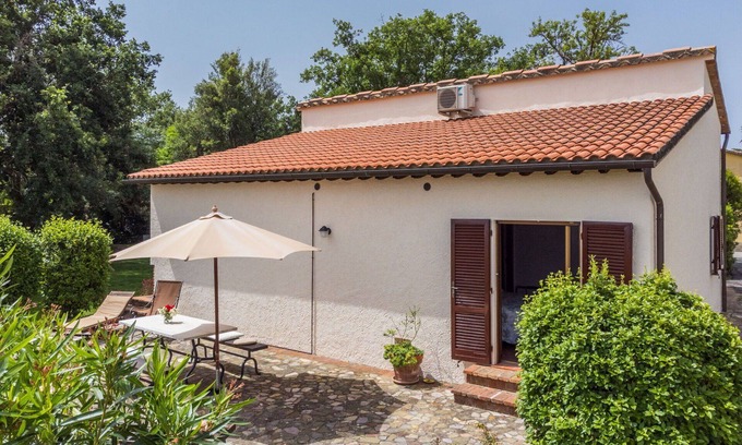 Cinigiano Villa | Lovely apartment in villa for 2 people with pool, WIFI, A/C, patio, panoramic view and parking