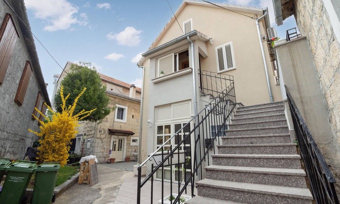 Sinj Apartment | Lovely apartment in Sinj with WiFi
