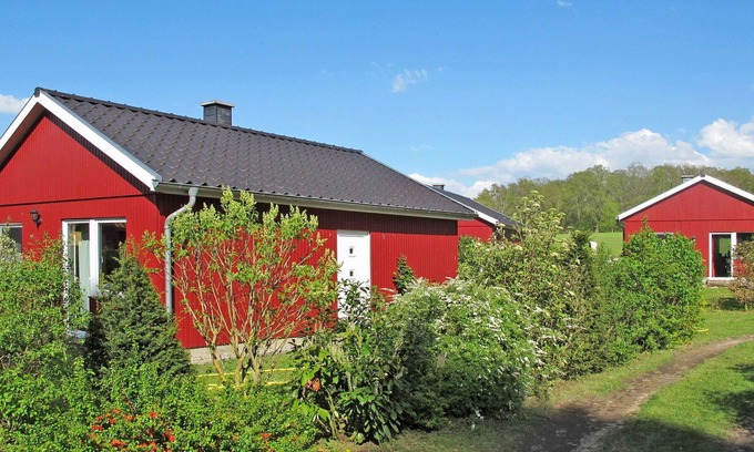 Dobin am See House | Lovely apartment in villa for 4 people with WIFI, TV, patio, pets allowed and parking