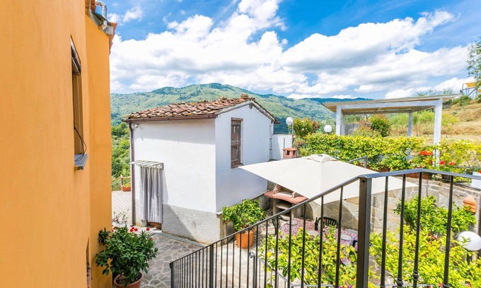 Aramo House | Lovely apartment in villa for 3 guests with pool, WIFI, TV, terrace and parking