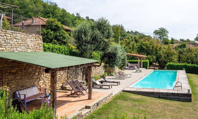 Cortemilia Villa | Lovely apartment in villa for 4 guests with WIFI, pool, patio, pets allowed and parking