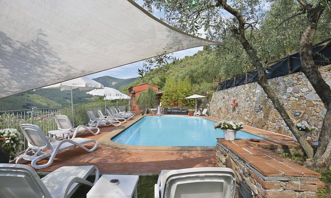 Cascine-La Croce Villa | Lovely apartment in villa for 6 people with WIFI, pool, TV, patio, pets allowed and parking