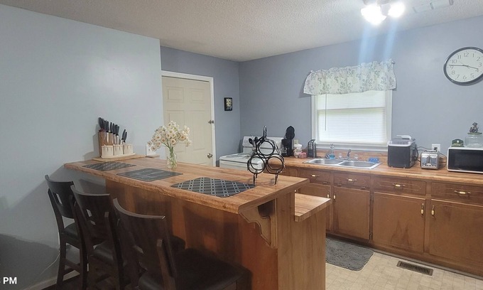 Adairsville Apartment | Lovely apartment with AC in charming calhoun Gan5 miles from I75 and Bucees.
