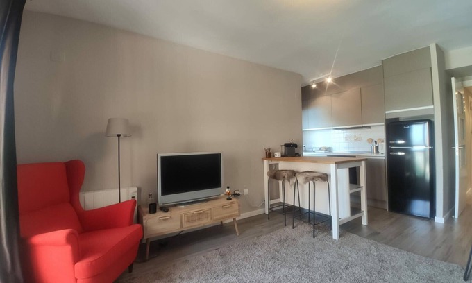 Jaca Apartment | Lovely Apartment with Pool, Squash, Gym, and Parking near Jaca Center