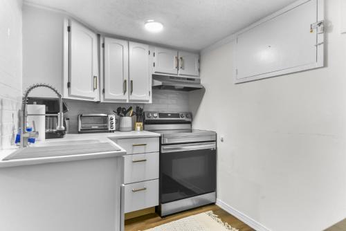 Southeast Omaha Apartment | Lovely Apt Near Zoo with Self Check-In, Smart TV