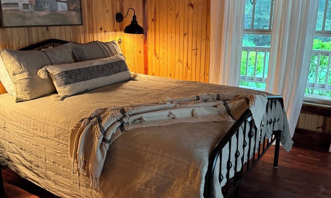 Shelbyville Cabin | Lovely cabin with AC in charming ShelbyvillenClose to Lake Toledo Bend.