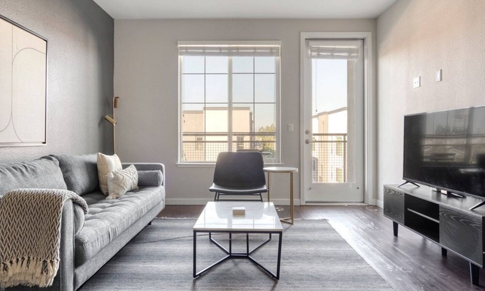 Downtown Apartment | Lovely Campbell 1BR w/ Pool, Gym & W/D, nr Netflix, by Blueground