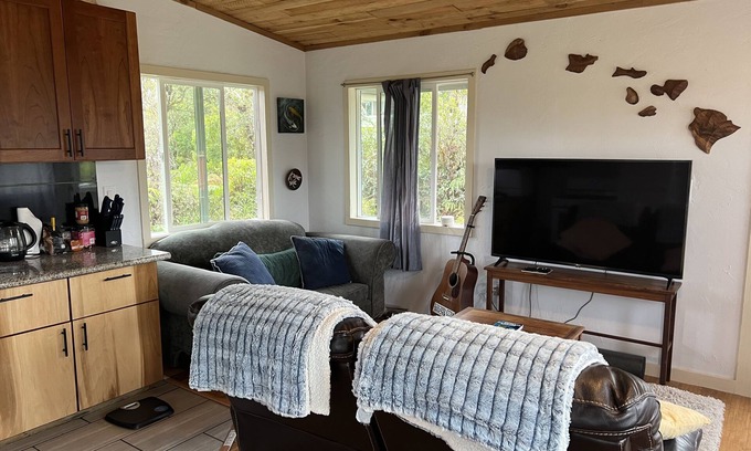 Mountain View Cabin | Lovely Centrally-Located Cabin with fast Wi-Fi. Perfect for E.Hawaii Exploration