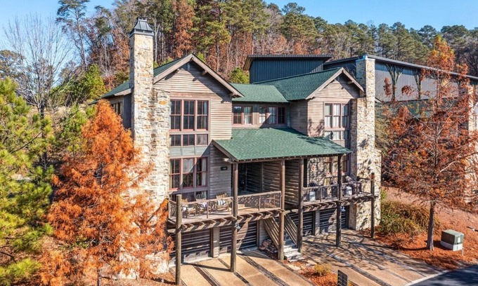Crane Hill House | Lovely, convienant 4-bedroom townhome with WiFi on Smith Lake