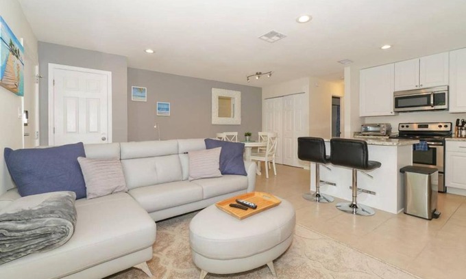 South Sarasota House | Lovely Cottage - Close to Siesta, Shops & Dining