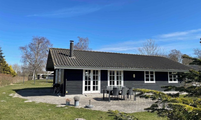 Kramnitse House | Lovely cottage with secluded garden.