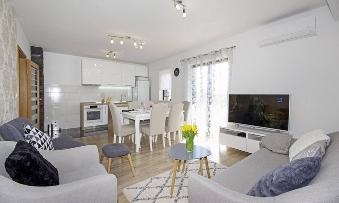 Vrlika Apartment | Lovely countryside Apartment Dolac - Valley, Vrlika in Croatia