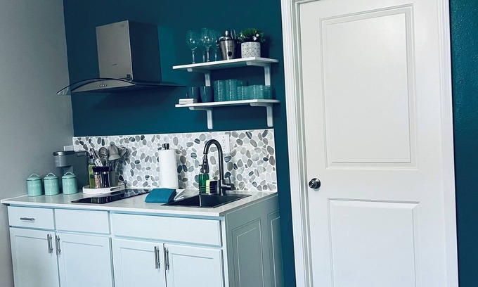 Balm Apartment | Lovely & Cozy 2-bedroom apartment with AC and WiFi close to the beach!