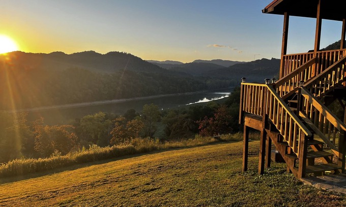 Tazewell Cabin | Lovely dog-friendly cabin overlooking the river w/kids games, Wi-Fi