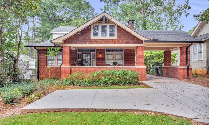 Atlanta House | Lovely dog-friendly home with tennis, grill, fireplace, & washer/dryer