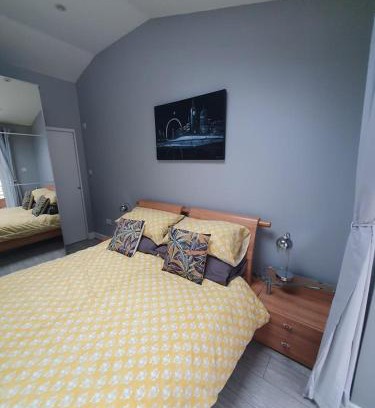 Fryent House | Lovely double room with en-suite bathroom