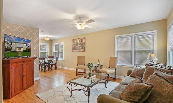 Russell Apartment | Lovely Duplex in DT Libertyville Near Naval Base!