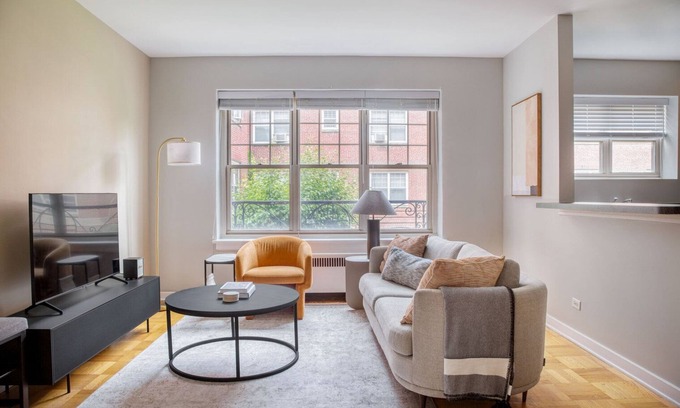 Evanston Apartment | Lovely Evanston 2BR w/Courtyard, nr Northwestern & Beach, by Blueground