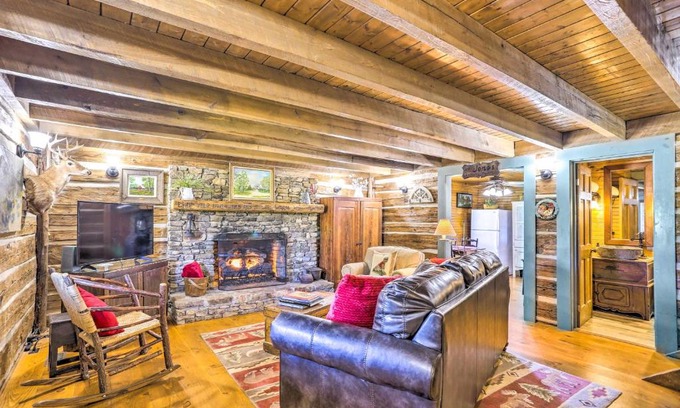 Flat Rock House | Lovely Flat Rock Cabin from 1905 with Fireplace