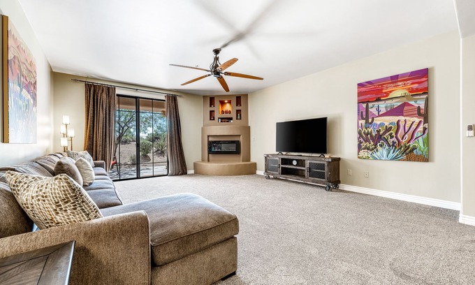 Carefree House | Lovely, Ground-Floor Townhouse with a Great Location, Patios, WiFi & Shared Pool