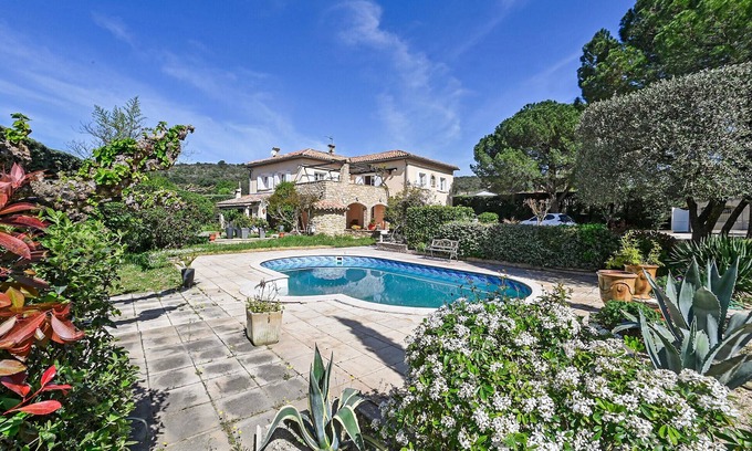 Saint-Julien-les-Rosiers House | Lovely home in Saint-Julien-les-Rosie