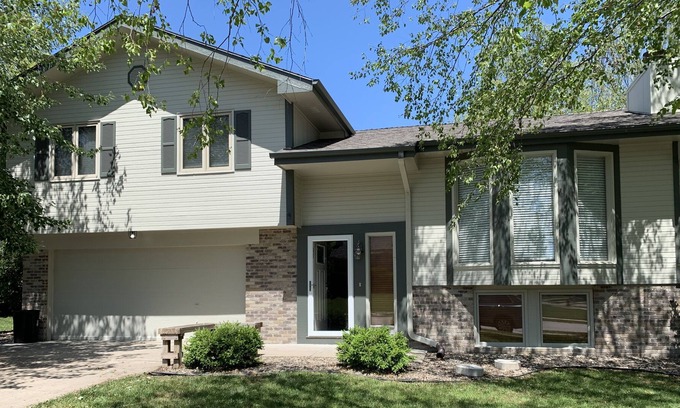 West Omaha House | Lovely home in a quiet neighborhood (Corporate, Holidays, Henry Doorly Zoo) CWS