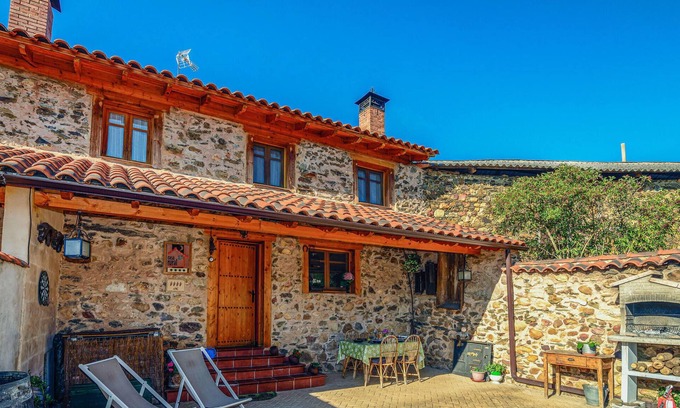Benllera House | Lovely home in Benllera with WiFi