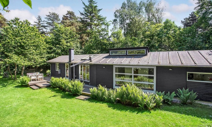 Hoeve Strand House | Lovely home in Fårevejle with kitchen