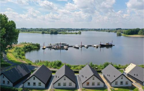 Kerkdriel House | Lovely Home In Kerkdriel With Lake View