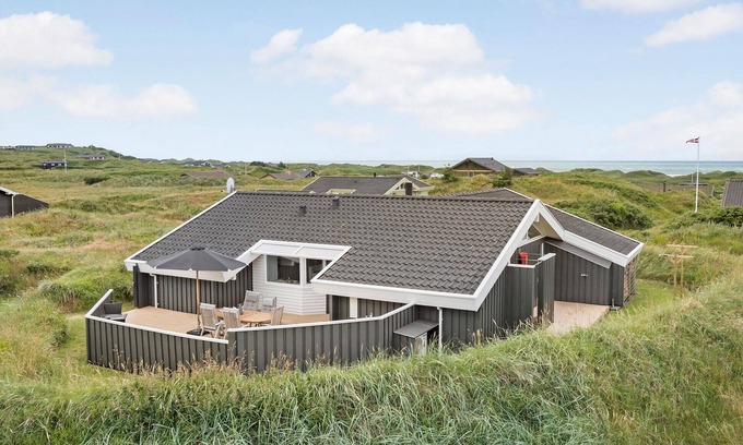 Grønhøj House | Lovely home in Løkken with kitchen