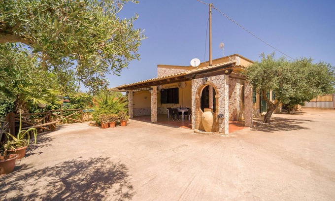 Menfi House | Lovely home in Menfi with WiFi