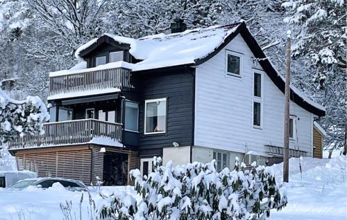 Naustdal House | Lovely Home In Naustdal With Wifi