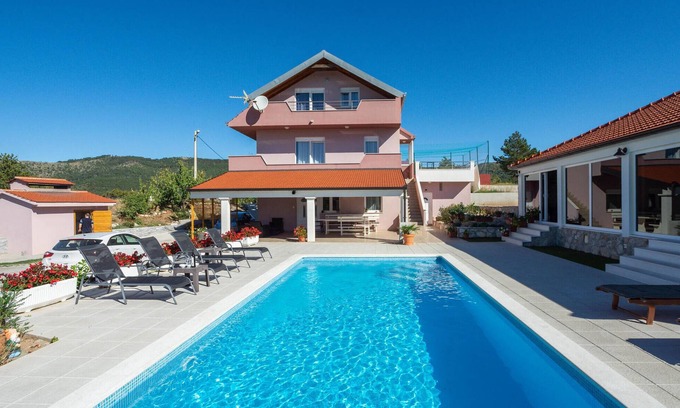 Neoric House | Lovely home in Neoric