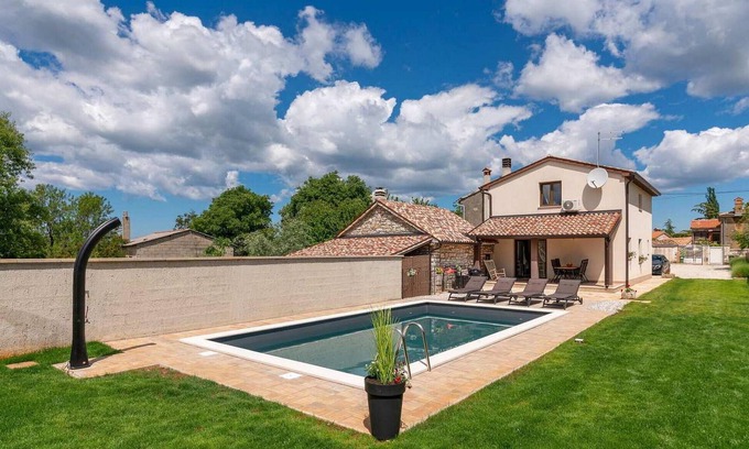 Rakovci House | Lovely home in Porec with WiFi