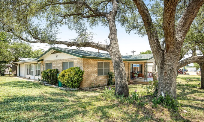 Buchanan Dam House | Lovely home near the lake with full kitchen, central AC, & washer/dryer