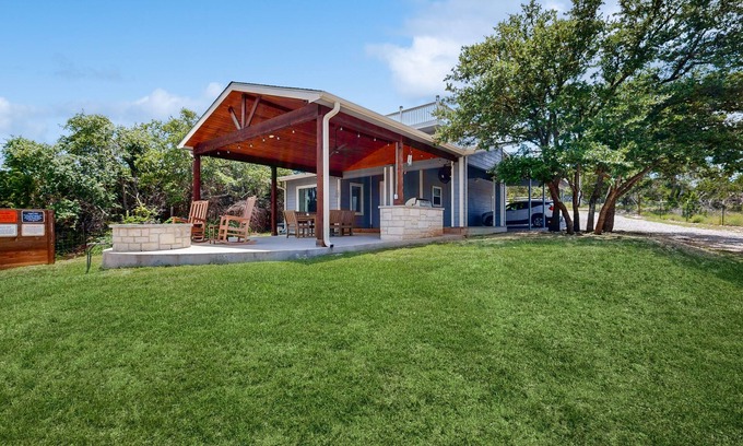 Dripping Springs House | Lovely home on 2+ acres with views, firepit & outdoor kitchen - wedding perfect