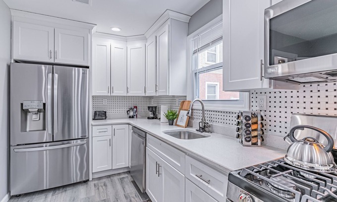 Plainfield House | Lovely House (Sleeps 16)