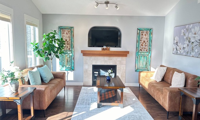Hinton House | Lovely house with mountain views &A/C