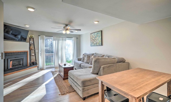 Iowa City House | Lovely Iowa City Townhome ~ 3 Mi to Dtwn!