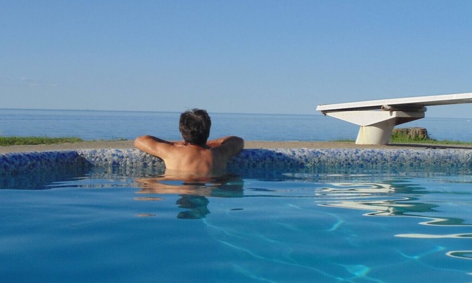 Stoney Creek Villa | Lovely Lake House, California Chic, HEATED POOL, lakefront, EV charging.