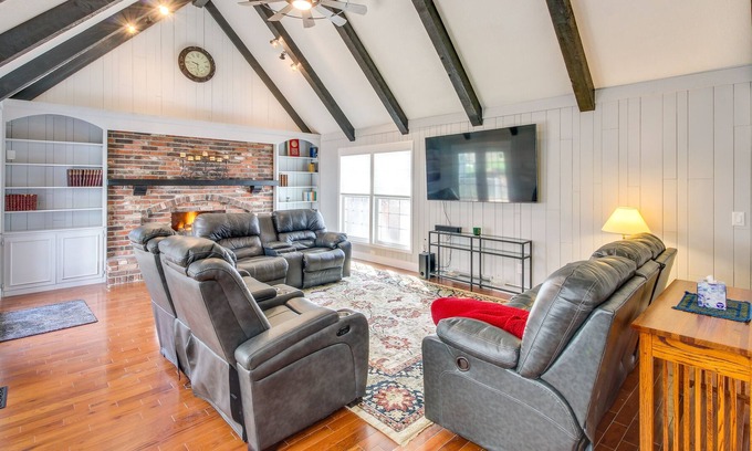 Lenexa House | Lovely Lenexa Home w/ Patio ~ 16 Mi to Kansas City