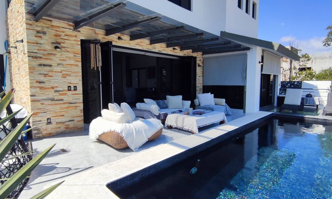 Crucecita House | Lovely little house with a pool & jacuzzi close to the beach