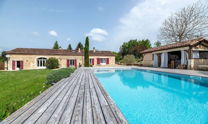 Villamblard House | Lovely long farmhouse sleeps 14 with large pool in the heart of the Périgord