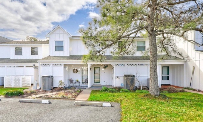 Keen-Wik On the Bay House | Lovely Mallard Lakes townhome, minutes from Fenwick and OC beaches.