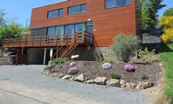 Coo House | Lovely modern cottage with sauna, bubble baths and even a beach on the river!