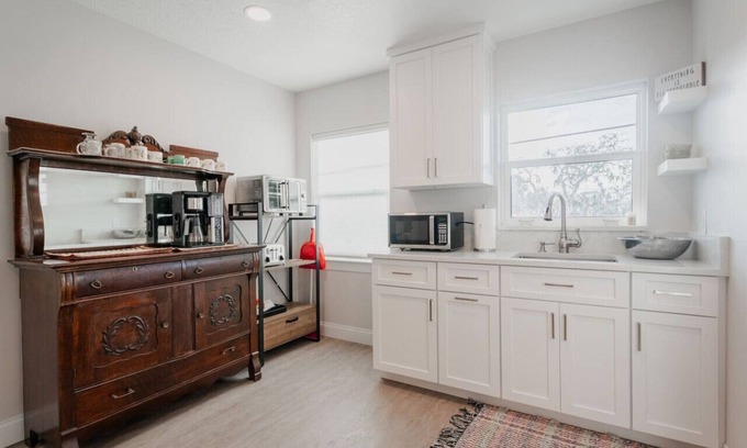 Southgate Apartment | Lovely New Pinecraft Upstairs Suite