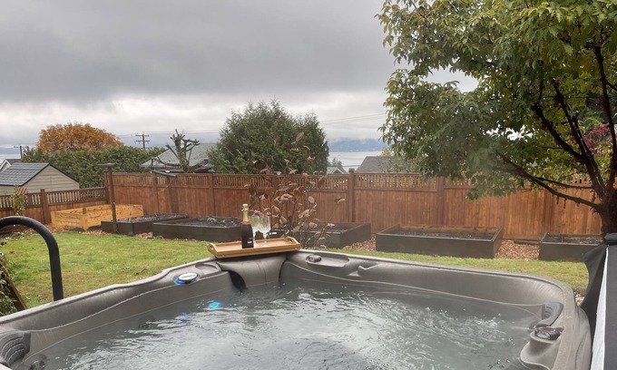 Crofton Bed & Breakfast | Lovely Oceanside 1-bdrm suite with Hot Tub and fireplace