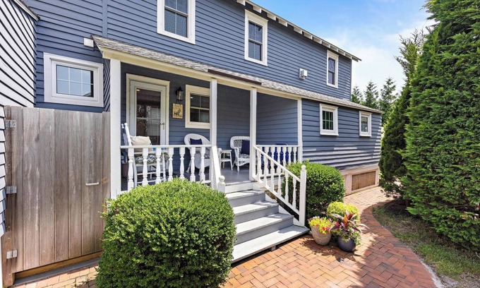 Beach Haven Apartment | Lovely Oceanside Apartment in Historic Home