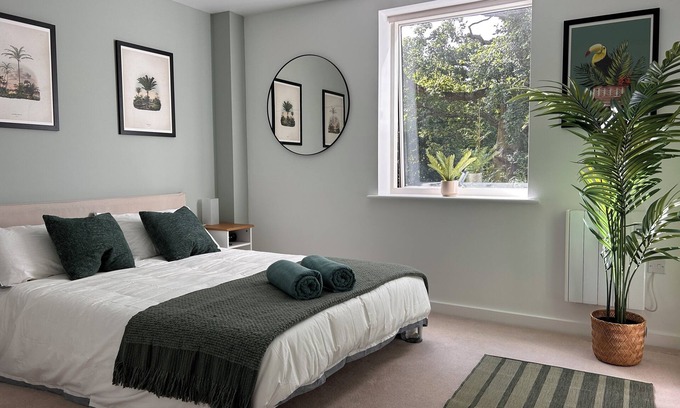 Bracknell Apartment | Lovely one bed apartment in Bracknell with additional sofa bed.