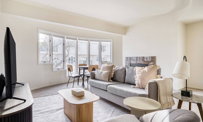 Evergreen Park Apartment | Lovely Palo Alto 2BR w/W/D & Pool, walk to Pinterest, by Blueground